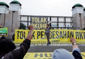 Indonesia bans sex outside marriage, passed a law making live-in relationships a crime