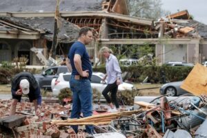 Devastating tornadoes and hurricanes wreak havoc in many areas of US, 21 dead